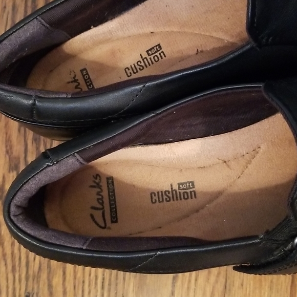 Clark's "Cushion Soft" slip-on shoes. - Picture 4 of 9